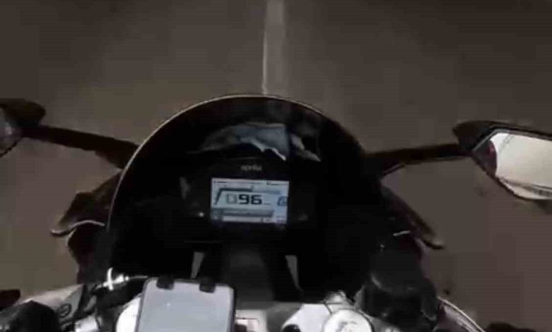 motosiklet surucusunun olumden dondugu anlar kask kamerasinda c3dcd0348eb3 |