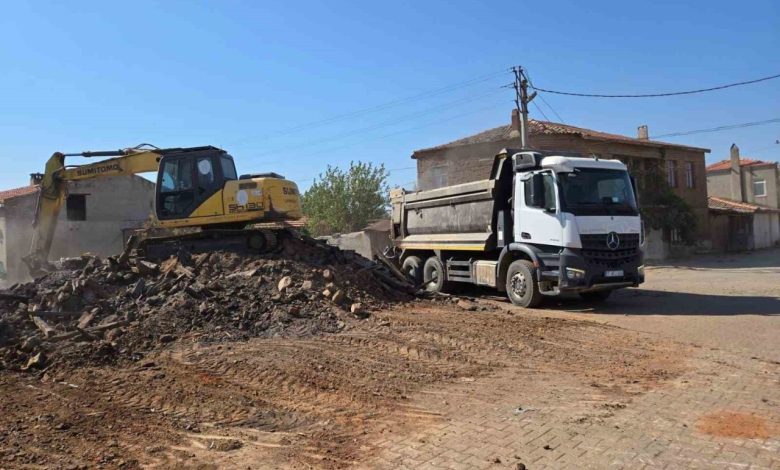 orman yangininda hasar alan binalarin enkazlari bir bir kaldiriliyor 3aad41cef75e |
