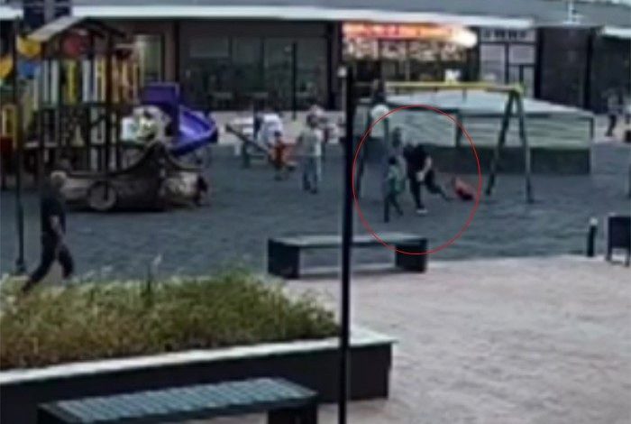 Parkta oynayan çocukları yerden yere vuran şahıs serbest kaldı 1 parkta oynayan cocuklari yerden yere vuran sahis serbest kaldi 6a83b884fbf3 |