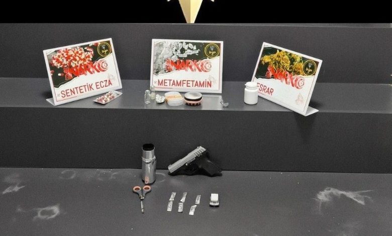 Satışa hazır uyuşturucularla yakalandı 1 satisa hazir uyusturucularla yakalandi 96dc299ffacf |