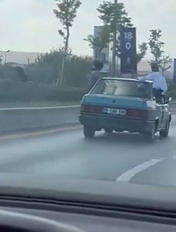 seyir halindeki aractan sarkarak hayatlarini hice saydilar 4baf1223d294 |