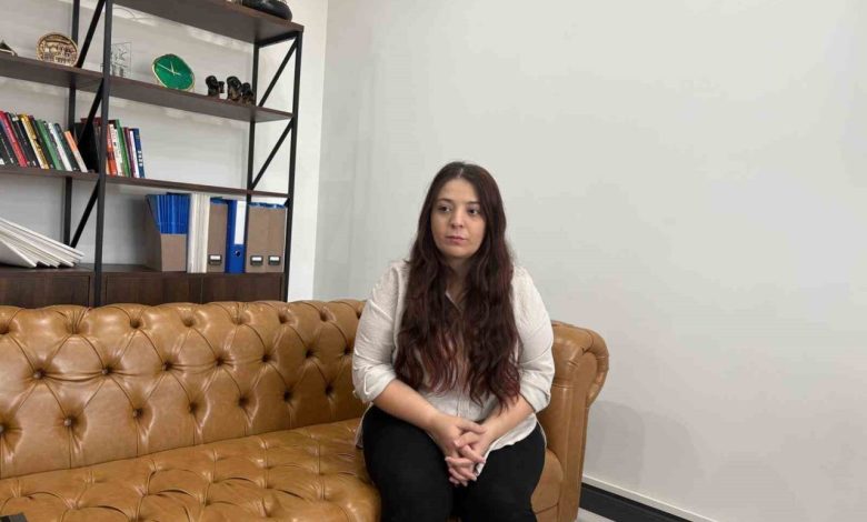 siddete ve tacize ugradigini iddia eden dilek yigiter tuncdogan bu adam disarda elini kolunu sallayarak geziyor db96dfa30626 |