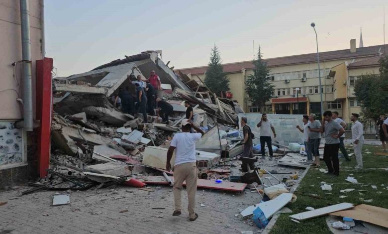 Sındırgı depremi kurtarma çalışmaları ve yıkılan bina son durum 1 sindirgi depremi kurtarma calismalari ve yikilan bina son durum 085c484bdc1f |