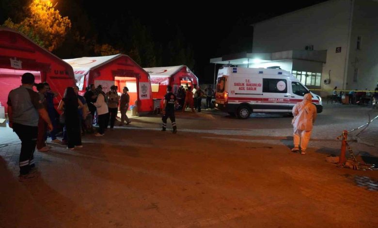 Sındırgı’da 6,1’lik deprem sonrası sahra hastanesi kuruldu, vatandaşlar geceyi stadyumda geçiriyor 1 sindirgida 61lik deprem sonrasi sahra hastanesi kuruldu vatandaslar geceyi stadyumda geciriyor e11a2f68b047 |