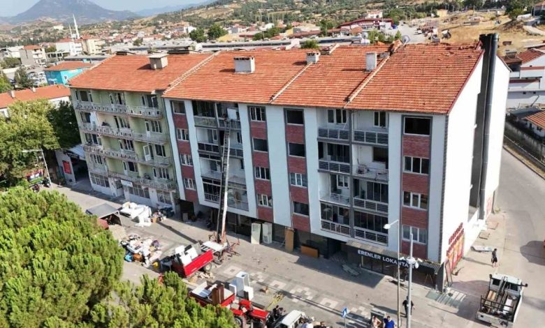 Sındırgı’da ağır hasarlı binalardan taşınma sürüyor 1 sindirgida agir hasarli binalardan tasinma suruyor de7611e852aa |