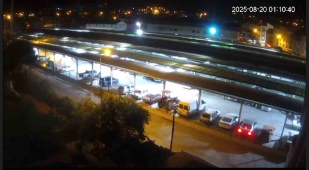 sindirgida deprem ani guvenlik kamerasinda 50af37ce9fa4 |