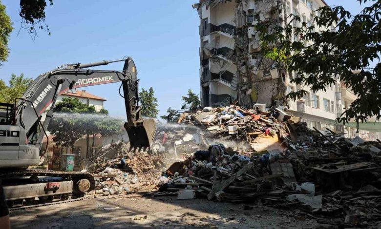 Sındırgı’da deprem sonrası hasarlı binaların yıkımına başlandı 1 sindirgida deprem sonrasi hasarli binalarin yikimina baslandi 684dbb17d154 |