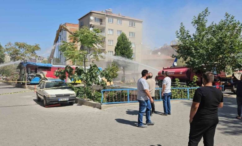 Sındırgı’da depremde ağır hasar gören binalar yıkılmaya devam ediyor 1 sindirgida depremde agir hasar goren binalar yikilmaya devam ediyor 2258b6912b09 |