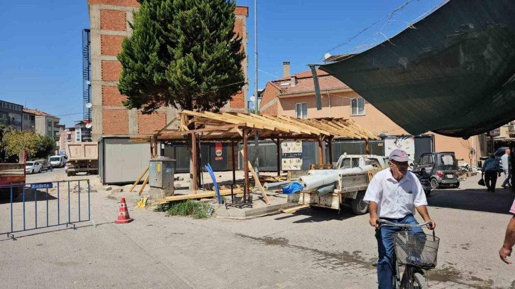 sindirgida depremzede esnaflar icin konteyner carsi kuruluyor 54688cb05247 |