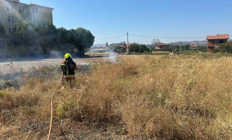 sindirgida okul yaninda cikan ot yangini sonduruldu cfa6d5700eeb |