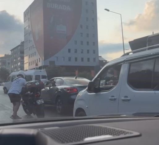 sislide kazanin ardindan surucu diger aracin surucusune saldirdi o anlar kamerada ad4d0a14e7d3 |