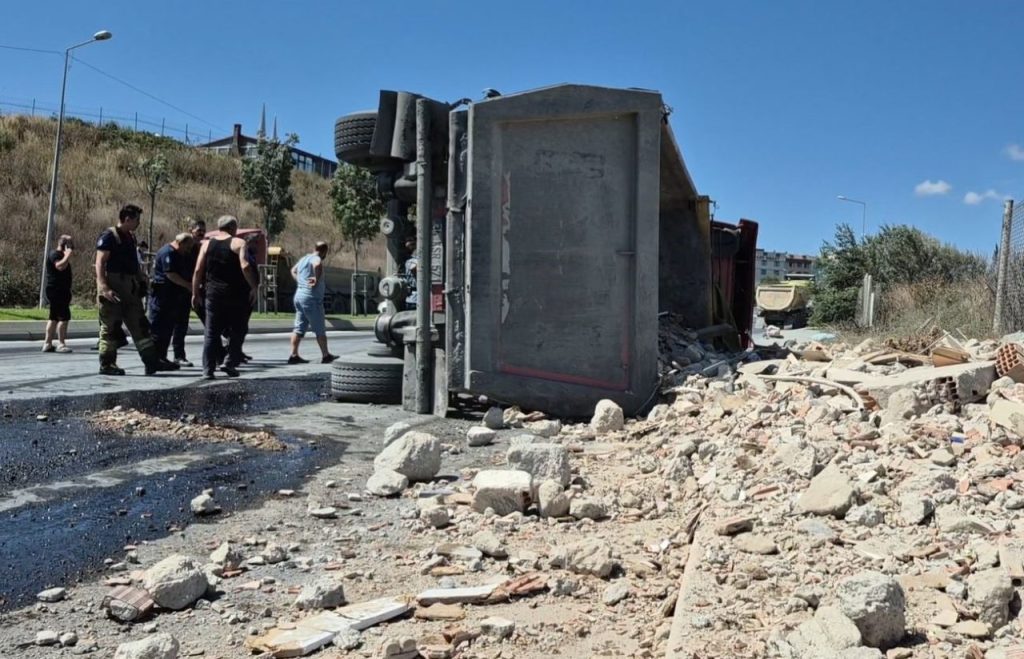 sultangazide hafriyat yuklu tir devrildi 1 yarali d301d4041c67 |