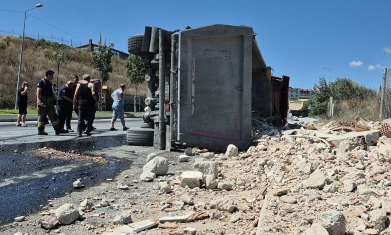 Sultangazi’de hafriyat yüklü tır devrildi: 1 yaralı 1 sultangazide hafriyat yuklu tir devrildi 1 yarali d301d4041c67 |