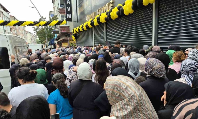 sultangazide magaza acilisinda indirim izdihami dbd26a6dfda2 |