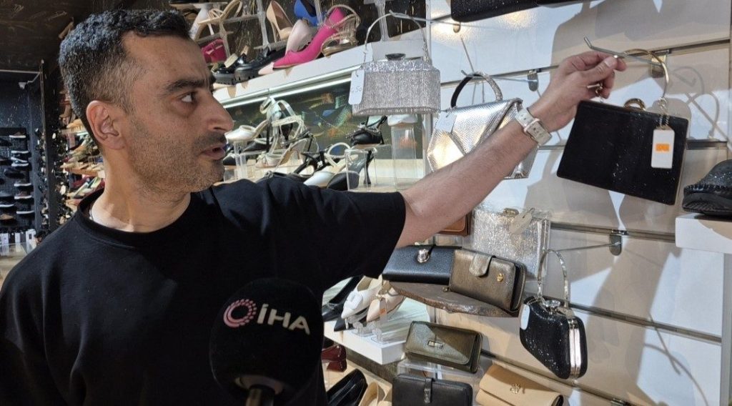 sultangazide musteri gibi girdigi dukkandan canta calan kadin kamerada 4887011bcead |