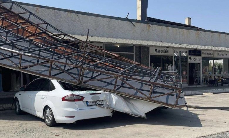 susurlukta park halindeki araclarin uzerine tabela devrildi 74e1e394a324 |