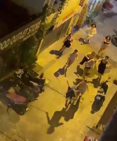 Taksim’de bir kişi 8 transın saldırısına uğradı: O anlar kamerada 1 taksimde bir kisi 8 transin saldirisina ugradi o anlar kamerada 7d3dbd0065d6 |