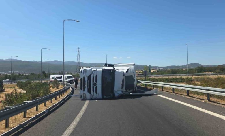 Tır devrildi; otoyol kavşağı kapandı 1 tir devrildi otoyol kavsagi kapandi 8eafc4195e45 |
