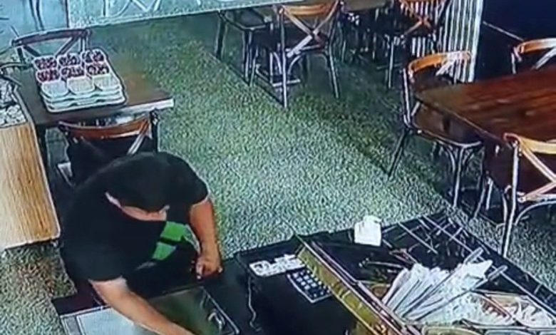 Topallayarak girdiği restorandan cüzdan çaldı, hırsızlık anı kameraya yansıdı 1 topallayarak girdigi restorandan cuzdan caldi hirsizlik ani kameraya yansidi 1967e7baf0af |