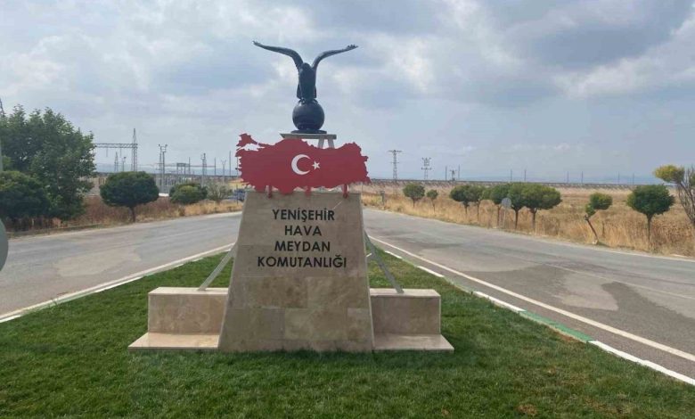 Türk Bayraklı kartal heykeline büyük ilgi 1 turk bayrakli kartal heykeline buyuk ilgi 6dcffa2760b1 |