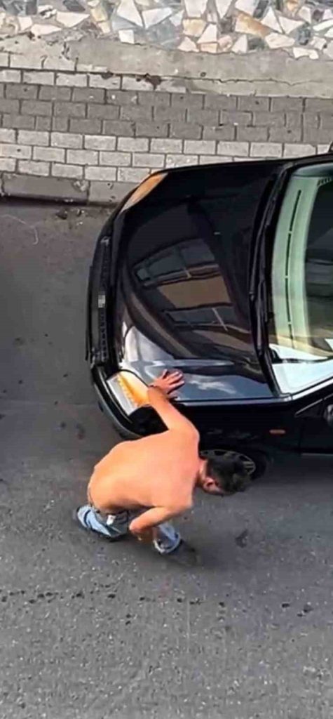 uskudarda satirli saldirgan park halindeki araclara zarar verdi 2c51297ca70c |