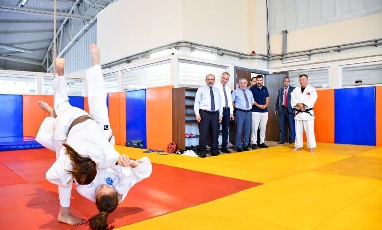 Vali İsmail Ustaoğlu’ndan; Genç sporculara moral ve destek 1 vali ismail ustaoglundan genc sporculara moral ve destek e367aa503b51 |