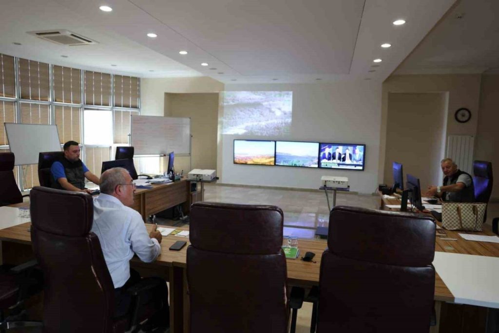 vali toraman geliboluda cikan orman yanginini yangin yonetim merkezinden takip ediyor 557cf4b3d4b1 |