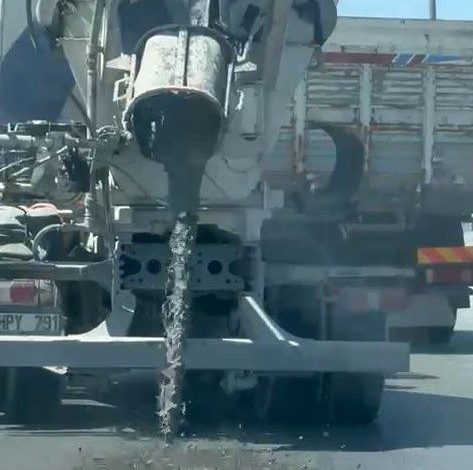Yola beton dökerek ilerleyen mikser kamerada 1 yola beton dokerek ilerleyen mikser kamerada 8d51d46e5fa8 |