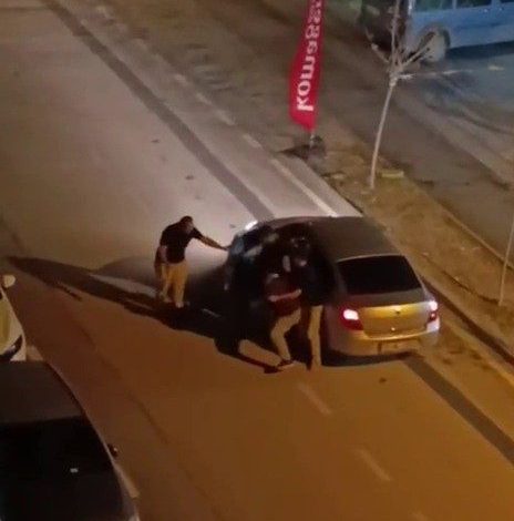 yolunu kestikleri surucuyu aracta darp ettiler 90cd033530c5 |