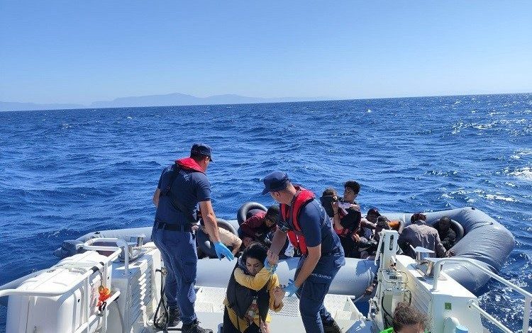 yunanistanin geri ittigi 30 duzensiz gocmen kurtarildi af786ba1a2b8 |