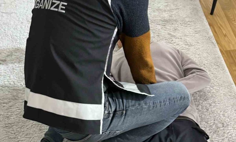 30 yıl hapisle aranan şahıs, Menemen’de gizlendiği evde yakalandı 1 30 yil hapisle aranan sahis menemende gizlendigi evde yakalandi 4b4f8dd0819c |
