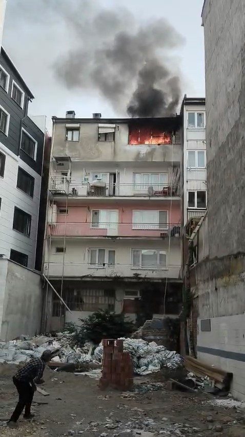 4 katli apartmanda cikan yangin panik yasatti 0ef5bd19dc1b |