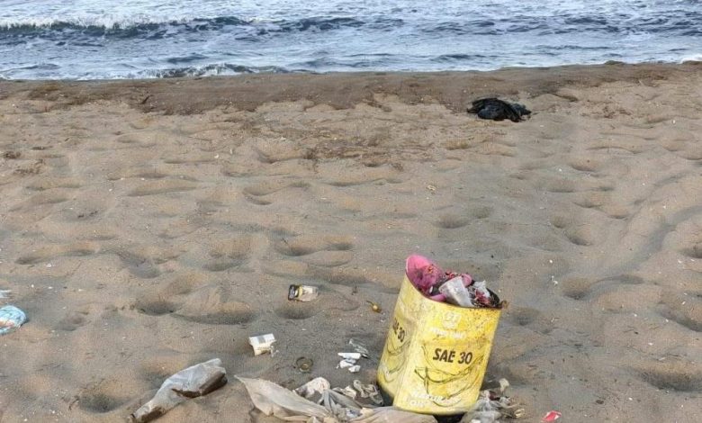 Pamucak kumsalı izmarit ve çöpten geçilmiyor 1 AW531210 01 |