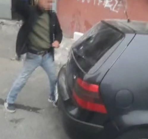 Alkollü şahıs hakaretler yağdırdığı esnafın aracına zarar verdi 1 alkollu sahis hakaretler yagdirdigi esnafin aracina zarar verdi 8d0fbb7aabd4 |