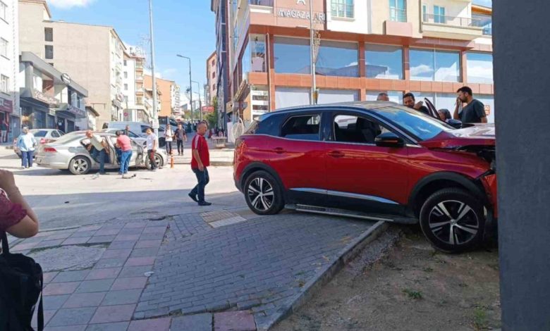 Ankara’da iki otomobilin çarpıştığı kaza paniğe neden oldu 1 ankarada iki otomobilin carpistigi kaza panige neden oldu 21d9ea41e896 |