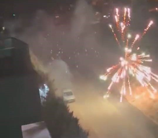 Araçtan atılan havai fişek yangına yol açtı 1 aractan atilan havai fisek yangina yol acti 6e963f3d6caf |