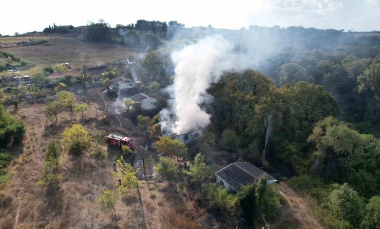 Arnavutköy’de çayırlık alanda çıkan yangın evlere ve ormana sıçradı 1 arnavutkoyde cayirlik alanda cikan yangin evlere ve ormana sicradi 8d1f4fd93546 |
