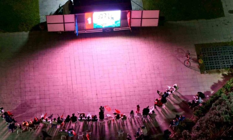 Arnavutköy’de milli heyecan: Yüzlerce kişi dev ekranda Türkiye-Almanya finalini izledi 1 arnavutkoyde milli heyecan yuzlerce kisi dev ekranda turkiye almanya finalini izledi cd5f10af9222 |