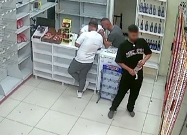 arnavutkoyde pes dedirten hirsizlik icecegi esofmanina gizleyip caldi e8fefb2318fa |