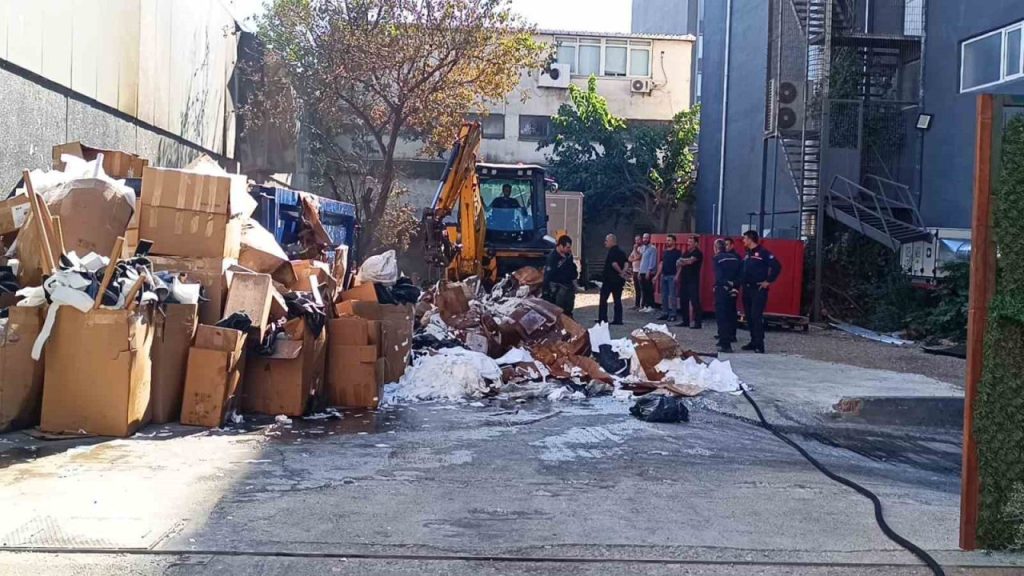 atasehirde fabrika bahcesinde yangin panigi b5e7ee2c16dd |