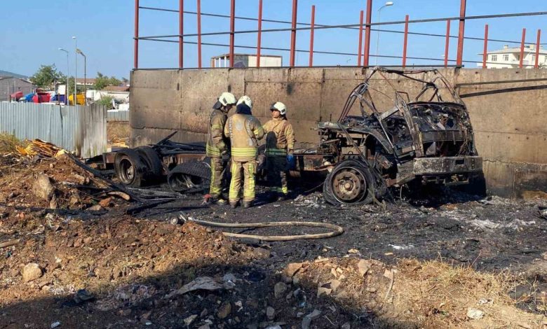 Ataşehir’de park halindeki kamyon alev alev yandı 1 atasehirde park halindeki kamyon alev alev yandi c86ba0cf953b |