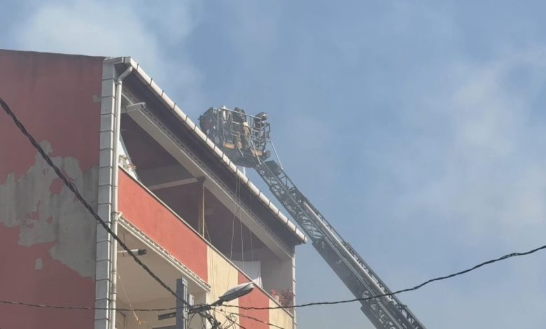 avcilarda bir binanin catisinda cikan yangin 3 binaya sicradi d7b12ea38872 |