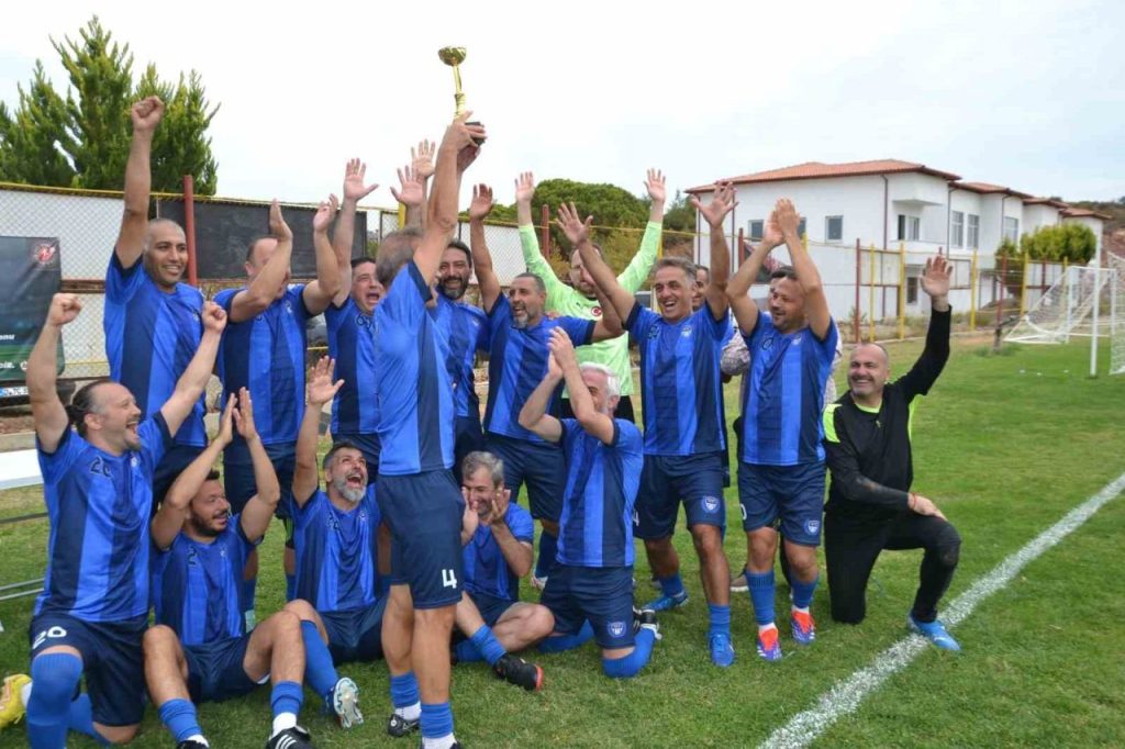 ayvalikta yapilan 8 dostluk ve kardeslik masterler futbol turnuvasi tamamlandi c567dfe7a1b0 |