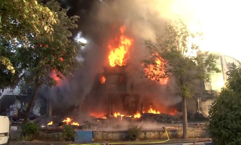 bagcilar mahmutbey mahallesinde bulunan istanbul toptancilar carsisindaki istoc bir is yerinde yangin cikti ihbar uzerine bolgeye cok sayida itfaiye ekibi yonlendirildi 03e7d458179c |