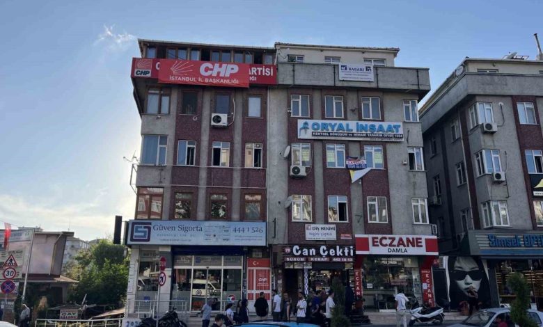 bahcelievler ilce baskanligi binasina chp istanbul il baskanligi yazisi asildi 493814850846 |