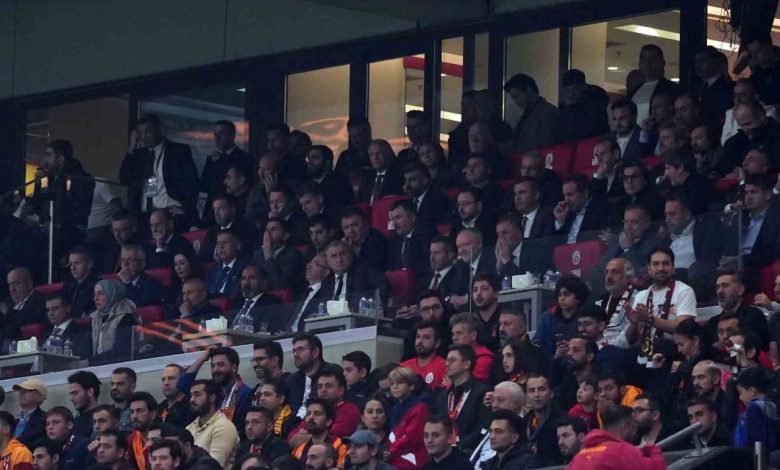 bakan bak galatasaray liverpool macini takip etti 5f9a34c16d23 |