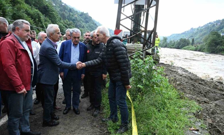 bakan uraloglu rizede meydana gelen sel yollarimizi en kisa surede guvenli hale getirmek icin araliksiz calisiyoruz defa4096cbcd |