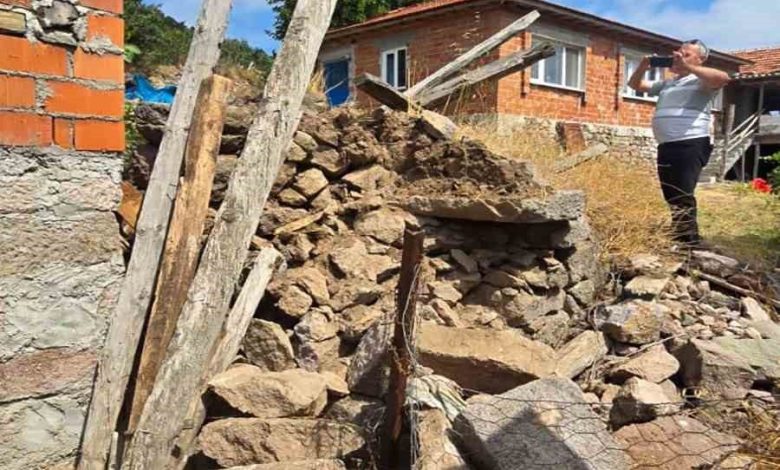 Balıkesir’de 4.9 büyüklüğünde depremde 2 metruk evde çökmeler meydana geldi 1 balikesirde 49 buyuklugunde depremde 2 metruk evde cokmeler meydana geldi ae0c746d9f35 |