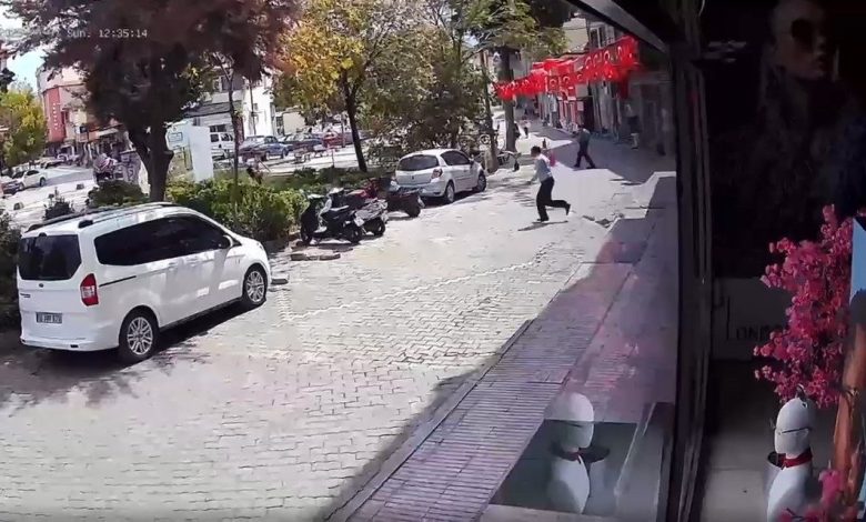 Balıkesir’de yaşanan deprem anı saniye saniye güvenlik kamerasına yansıdı 1 balikesirde yasanan deprem ani saniye saniye guvenlik kamerasina yansidi 550214b173f9 |