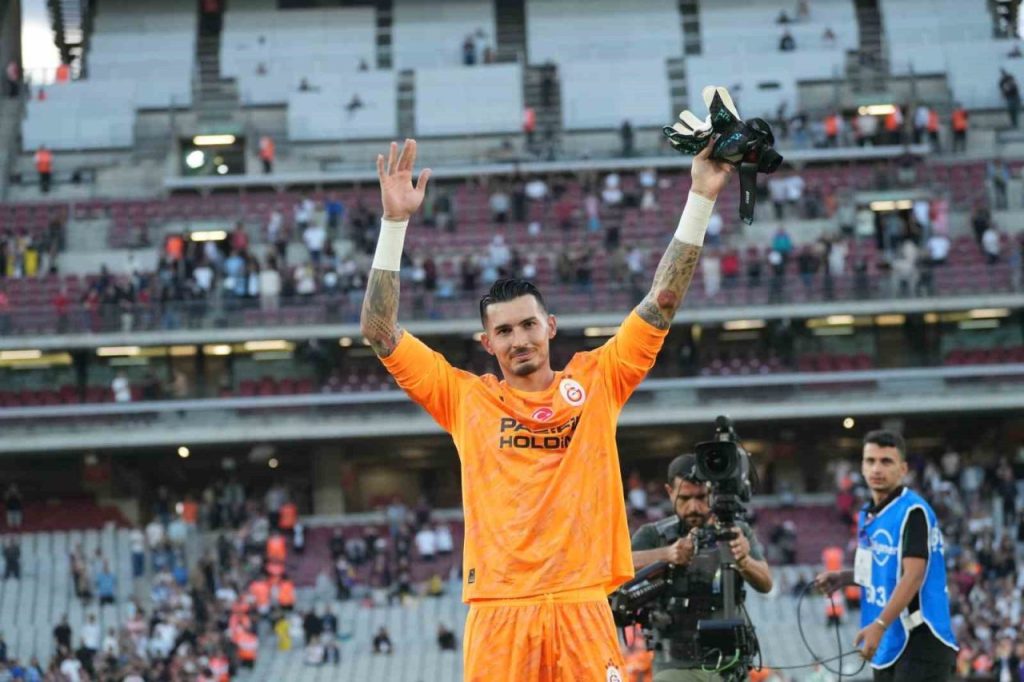 baris alper singo ve ugurcan cakir taraftarlara 3lu cektirdi 6fa087368efb |